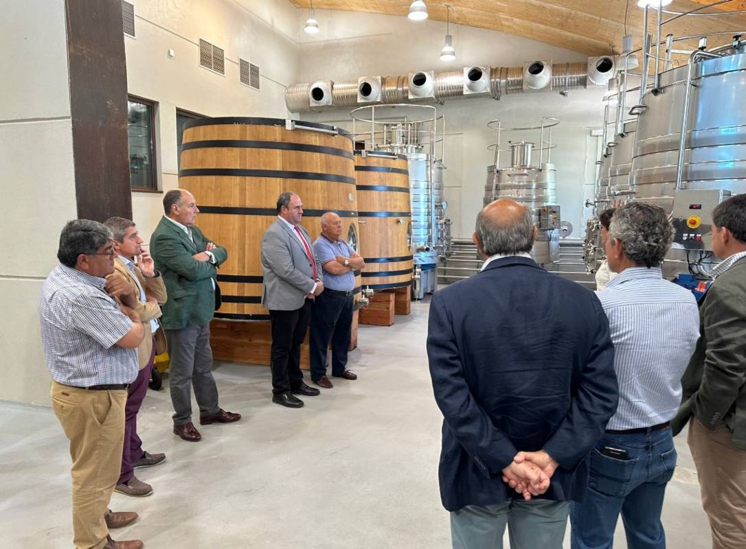 Martínez Lizán. en la bodega de la nueva DOP 'Rosalejo'.