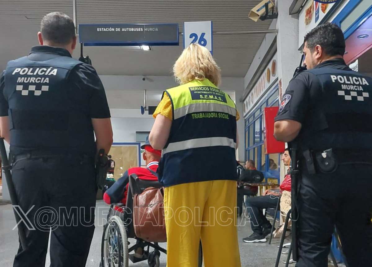 Policías locales y una sanitaria acompañan al hombre que llegó a Murcia desde Toledo y estaba desorientado en la estación.