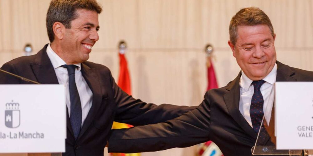 El presidente de la Comunidad Valenciana, Carlos Mazón, y el presidente de Castilla-La Mancha, Emiliano García-Page.