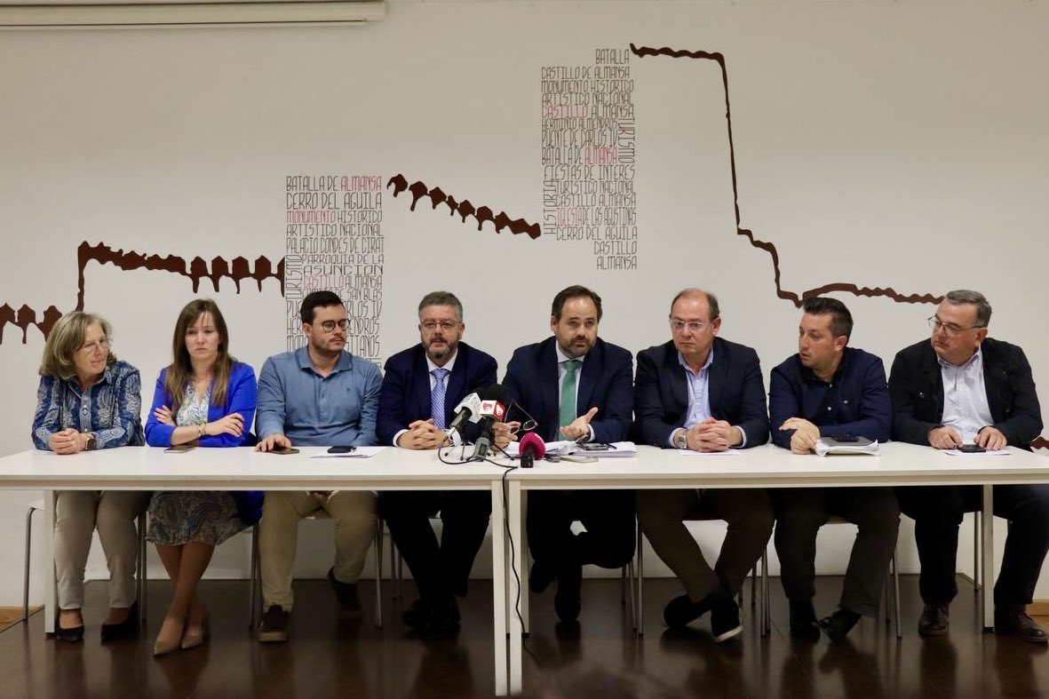 Paco Núñez se reunió con alcaldes y afectados por el cierre de la UCI en Almansa.
