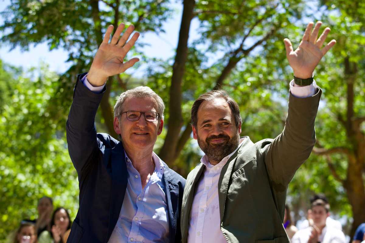 El presidente del PP, Alberto Núñez Feijóo, junto al presidente del PP en Castilla-La Mancha, Paco Núñez