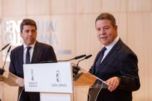 Emiliano García-Page, en primer plano, y Carlos Mazón.