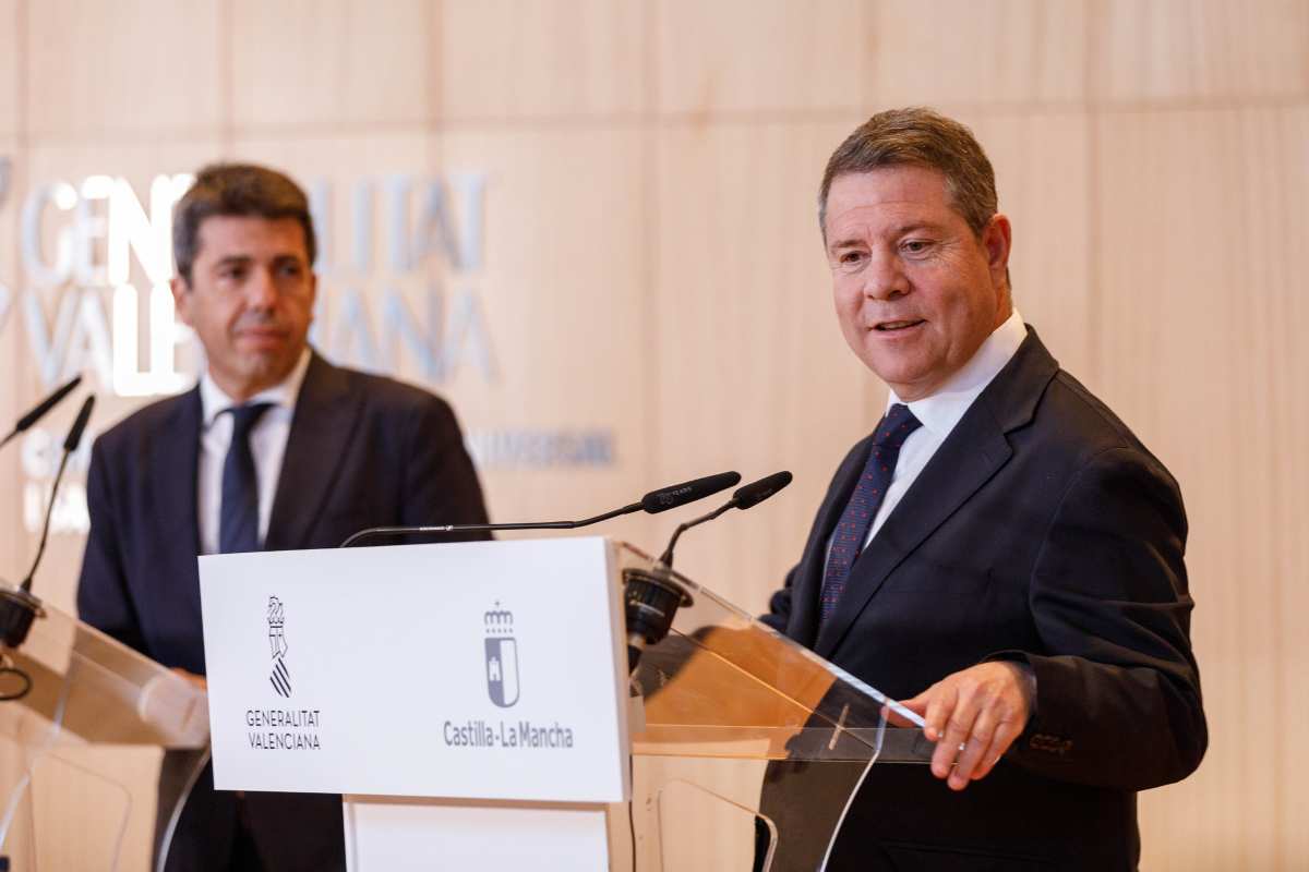 Emiliano García-Page, en primer plano, y Carlos Mazón.