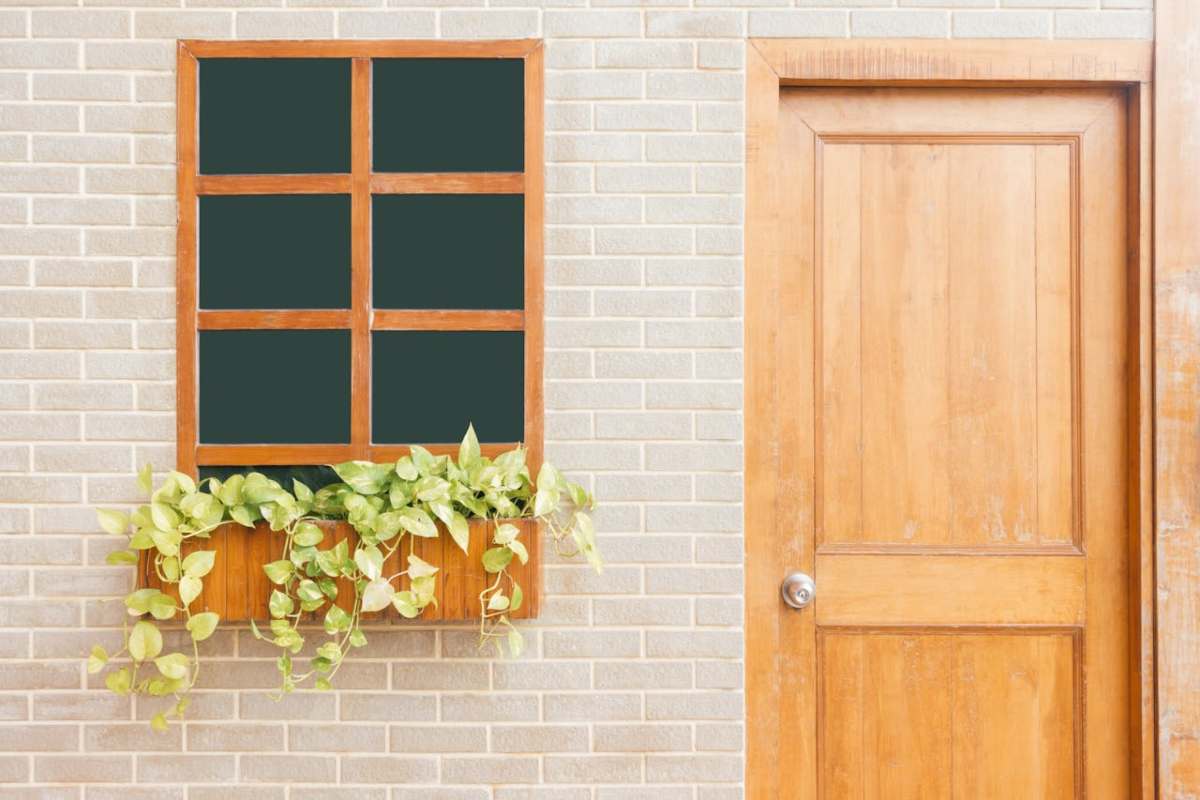 Puertas y ventanas de madera.