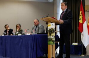 El ministro de Agricultura, Pesca y Alimentación, Luis Planas, en el Foro de Diálogo de la Ganadería Extensiva en España, en Toledo. Foto: EFE/Ismael Herrero.