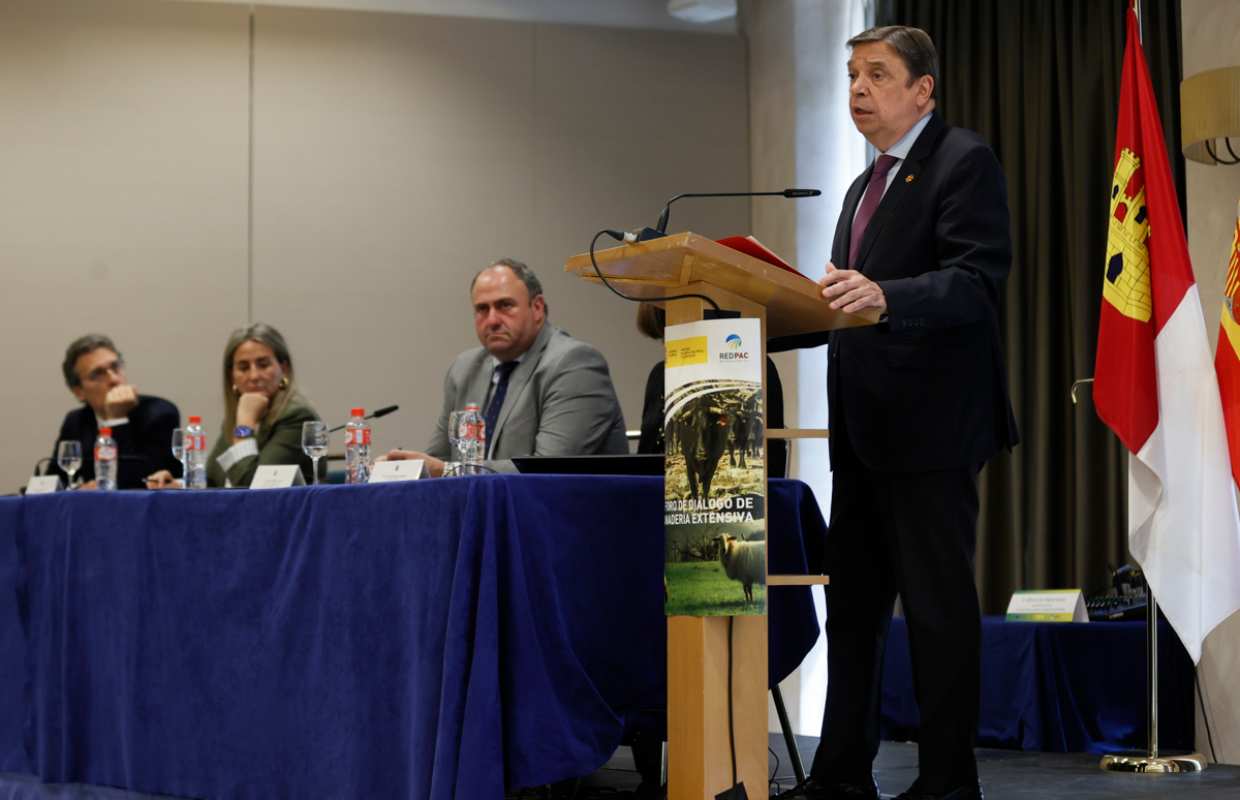 El ministro de Agricultura, Pesca y Alimentación, Luis Planas, en el Foro de Diálogo de la Ganadería Extensiva en España, en Toledo. Foto: EFE/Ismael Herrero.