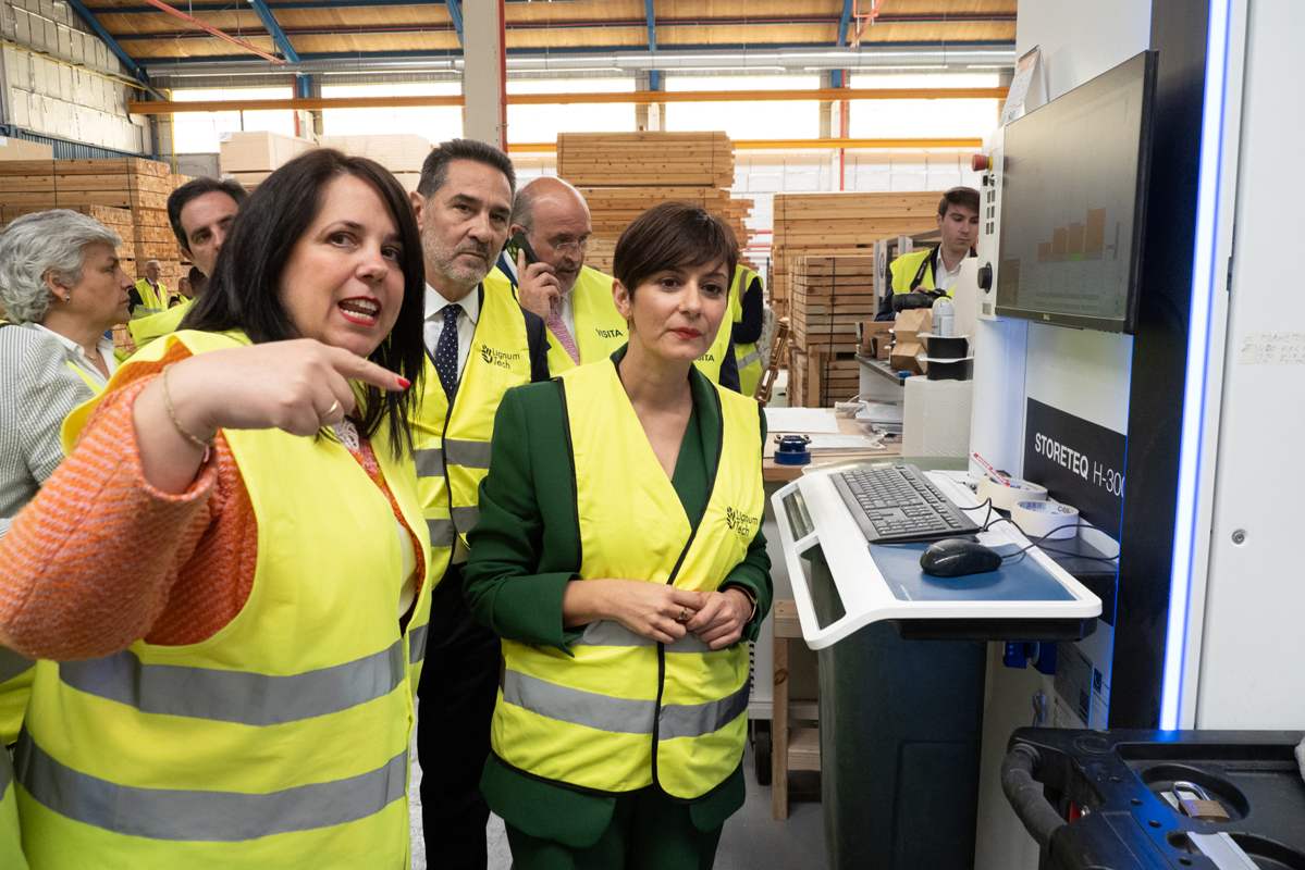 Isabel Rodríguez visitó la fábrica de Lignum Tech en Cuenca.