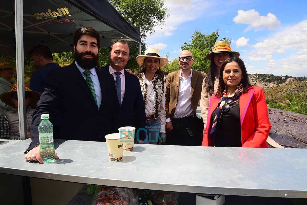 David Moreno, el segundo por la izquierda, junto a miembros de VOX, en la celebración de la romería del Valle de Toledo.