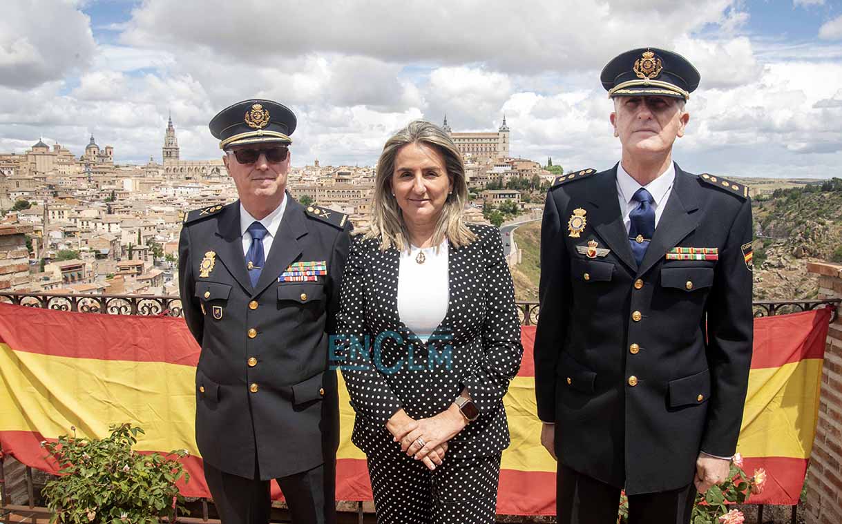 Milagros Tolón, junto al Jefe Superior de Policía de CLM. Javier Pérez Castillo, y Carlos San Román, nuevo comisario provincial de la Policía Nacional de Toledo. Foto: Rebeca Arango.