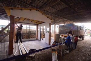 Integrantes de la Hermandad de San Isidro ultiman sus carrozas para desfilar en Talavera