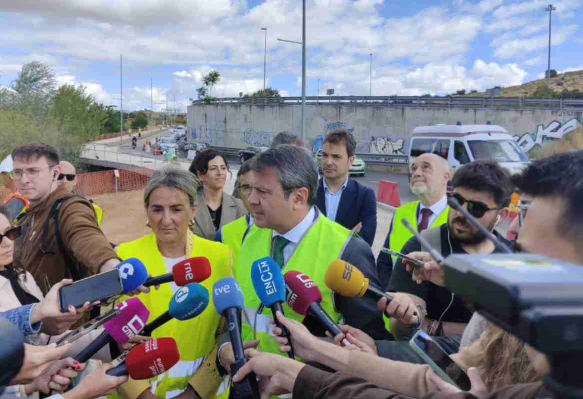 El secretario de estado de Transportes y Movilidad Sostenible, José Antonio Santano, durante su visita, junto a la delegada del Gobierno de España en Castilla-La Mancha, Milagros Tolón.
