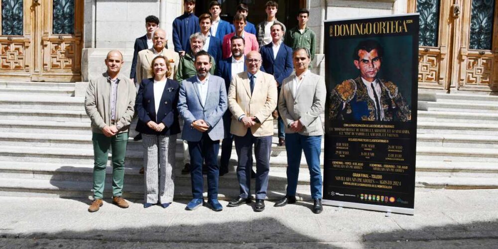 Foto de familia en la presentación del Trofeo "Domingo Ortega".