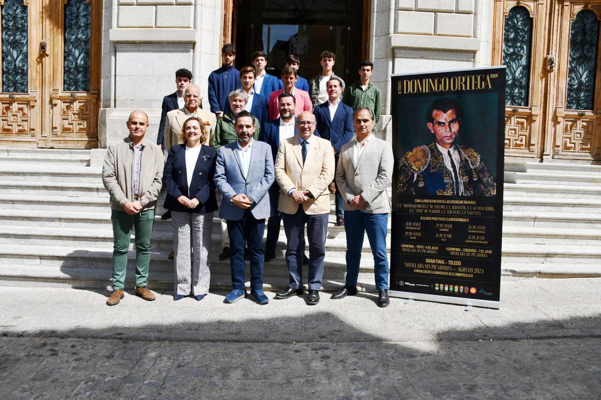 Foto de familia en la presentación del Trofeo "Domingo Ortega".