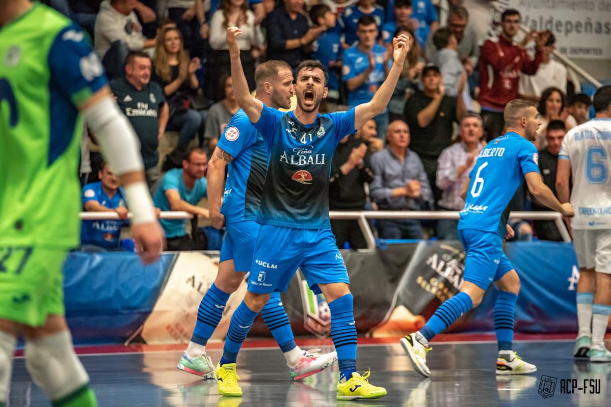 La lógica euforia se desató entre los jugadores vinateros. Foto: Viña Albali Valdepeñas.