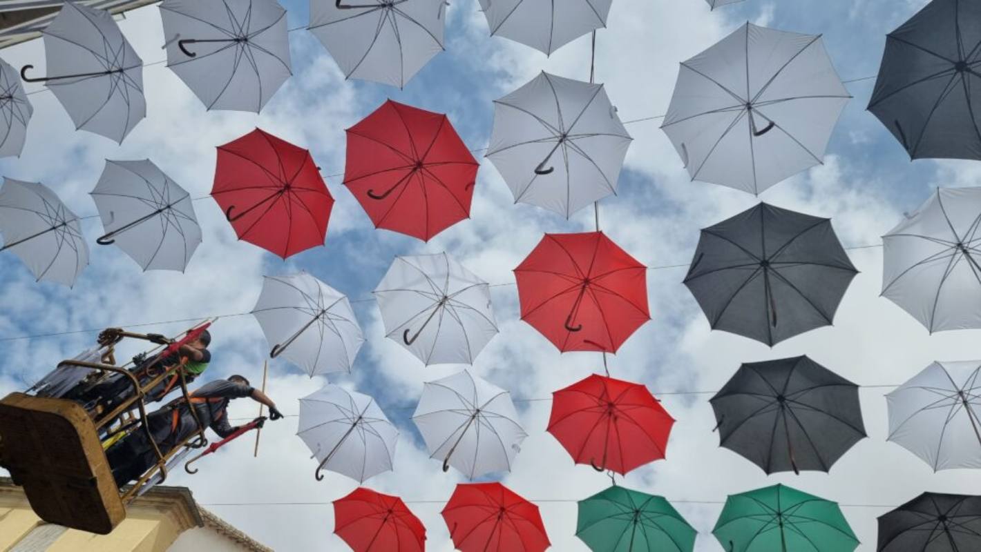 Comienzan los trabajos para instalar los ya tradicionales paraguas de Valdepeñas