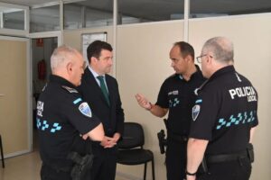 El concejal de Seguridad Ciudadana y diputado nacional de Vox, Ricardo Chamorro, charla con varios agentes de la Policía Local