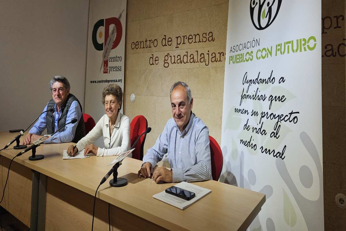 La gala ha sido presentada por María Ángeles Merino Ramos, presidenta de la Asociación Pueblos con Futuro; Mario González Somoano, vicepresidente; y José Luis Gallo, tesorero.
