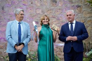 Almudena Ariza recoge el premio de periodismo Manu Leguineche en Brihuega (Guadalajara)