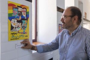 Roberto Narro, concejal de Igualdad de Guadalajara en la exposición de carteles LGTBI