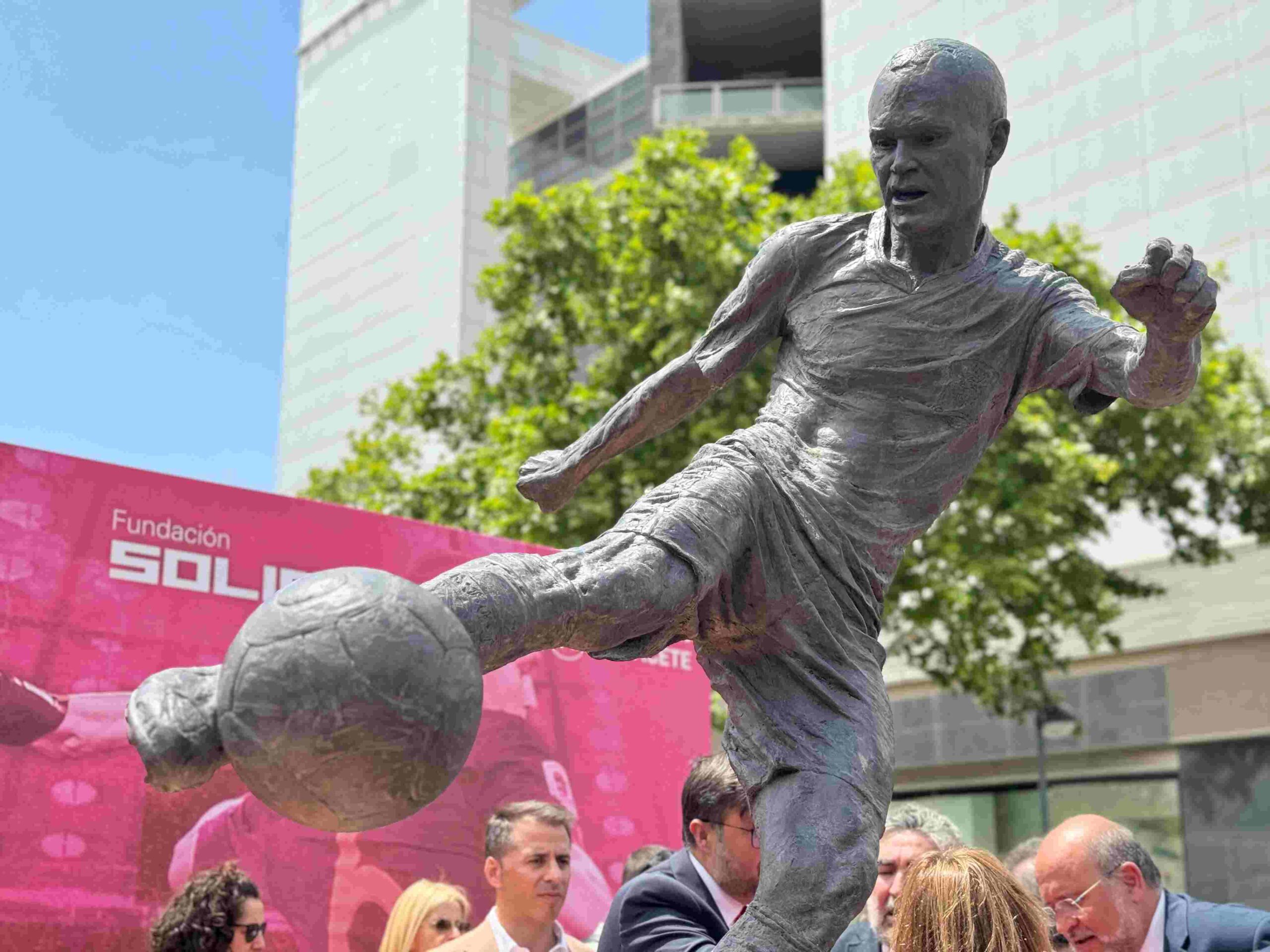 Escultura de Andrés Iniesta en Albacete. Imagen Elena Valero