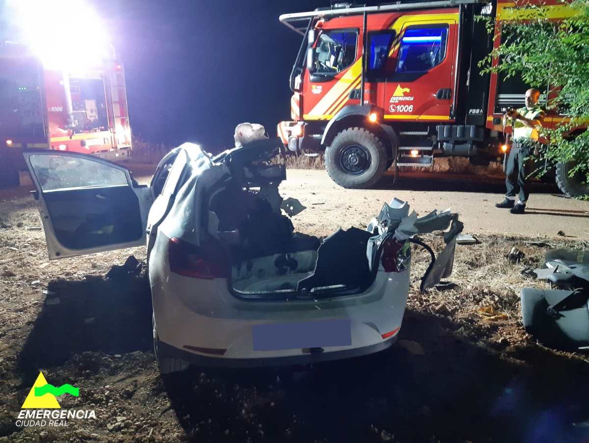 Imagen del vehículo tras sufrir el accidente y haber excarcelado al conductor