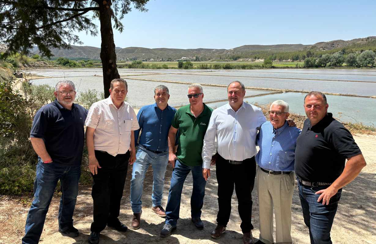 Lizán (tercero por la derecha), durante su visita a los arrozales de Las Minas.