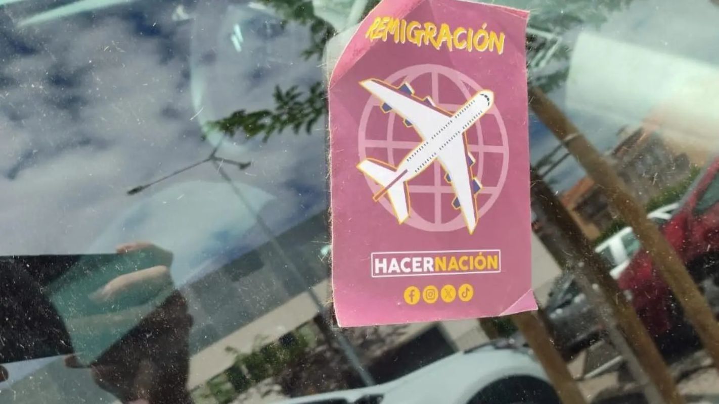 Pegatina puesta en el coche del secretario provincial del Partido Comunista en Ciudad Real