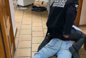 Imagen del momento en el que el vigilante de seguridad reduce al agresor de Illescas.