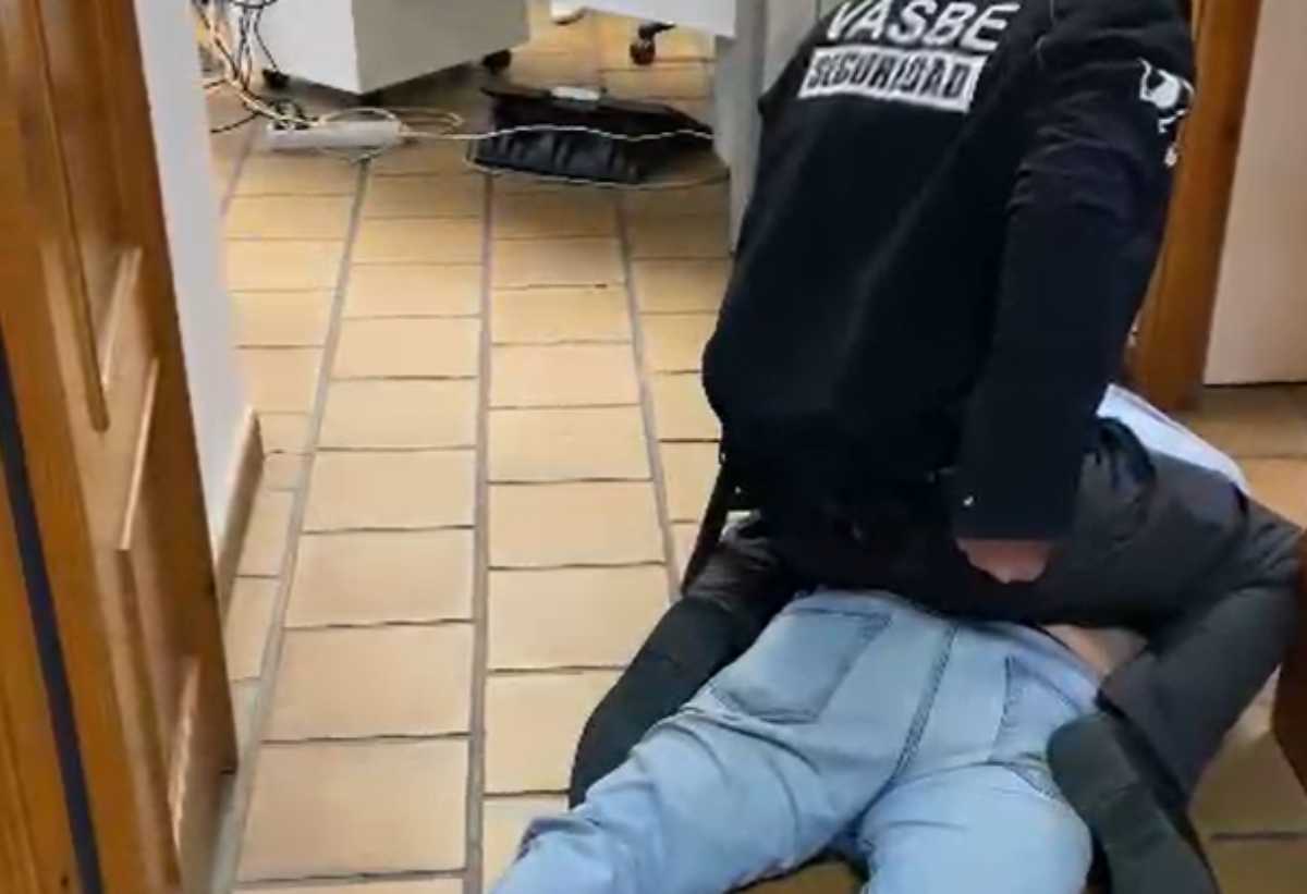 Imagen del momento en el que el vigilante de seguridad reduce al agresor de Illescas.