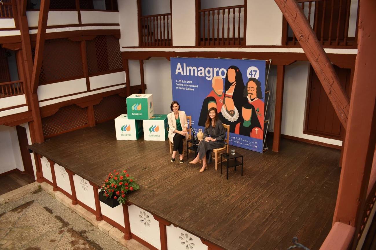 La responsable de patrocinios de Iberdrola, Laura Gil, junto a la directora del Festival, Irene Pardo, en el Corral de las Comedias de Almagro