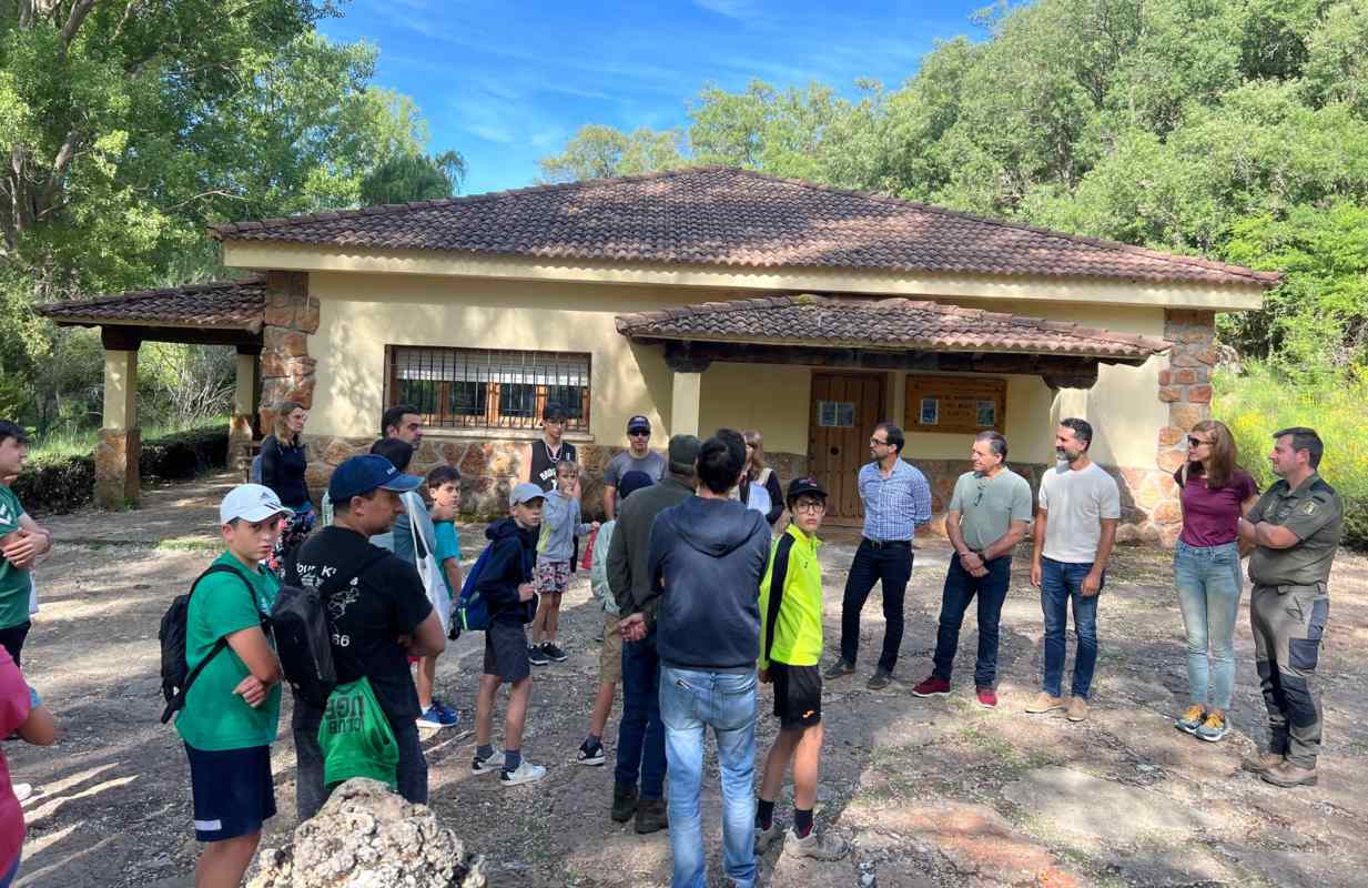 El viceconsejero de Medio Ambiente, José Almodóvar, visitó la Escuela de Pesca Regional.