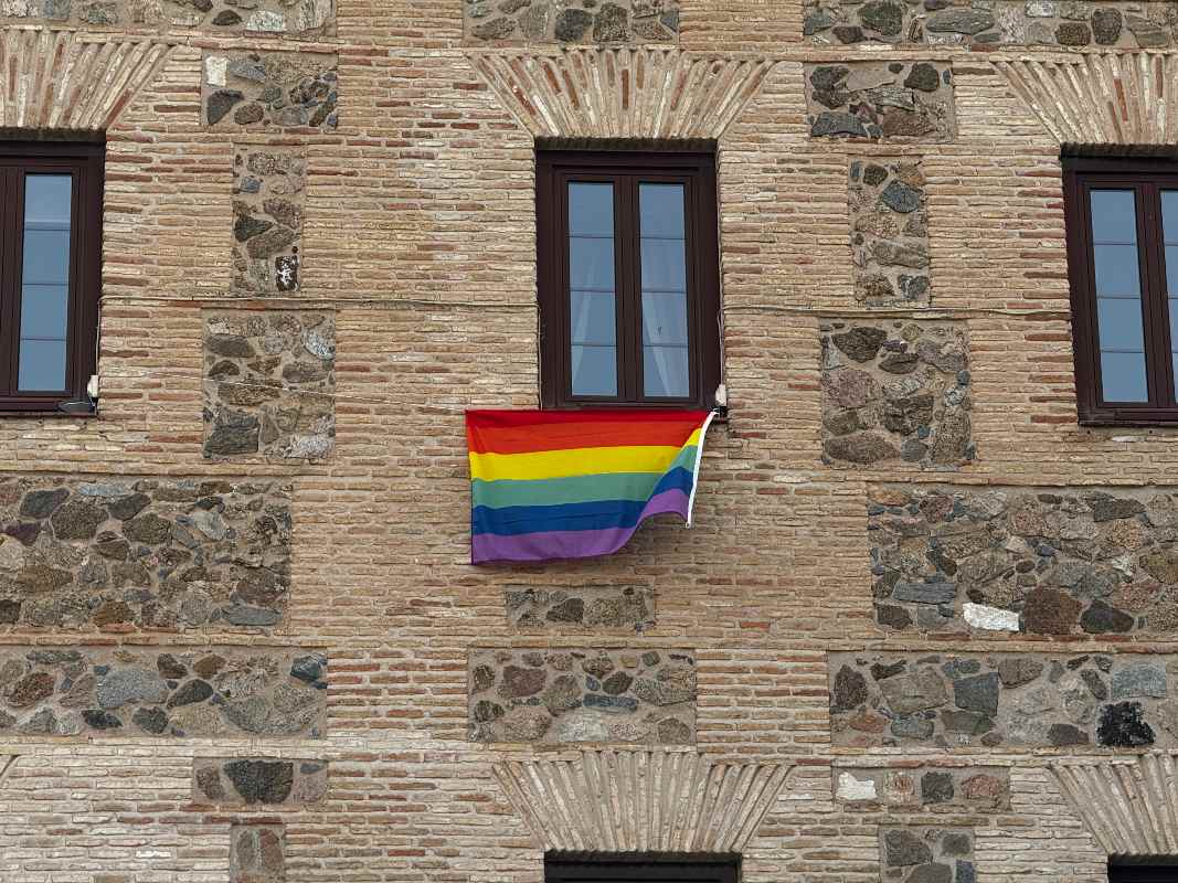 La bandera arcoíris cuelga todo el día en la fachada principal de las Cortes de CLM.