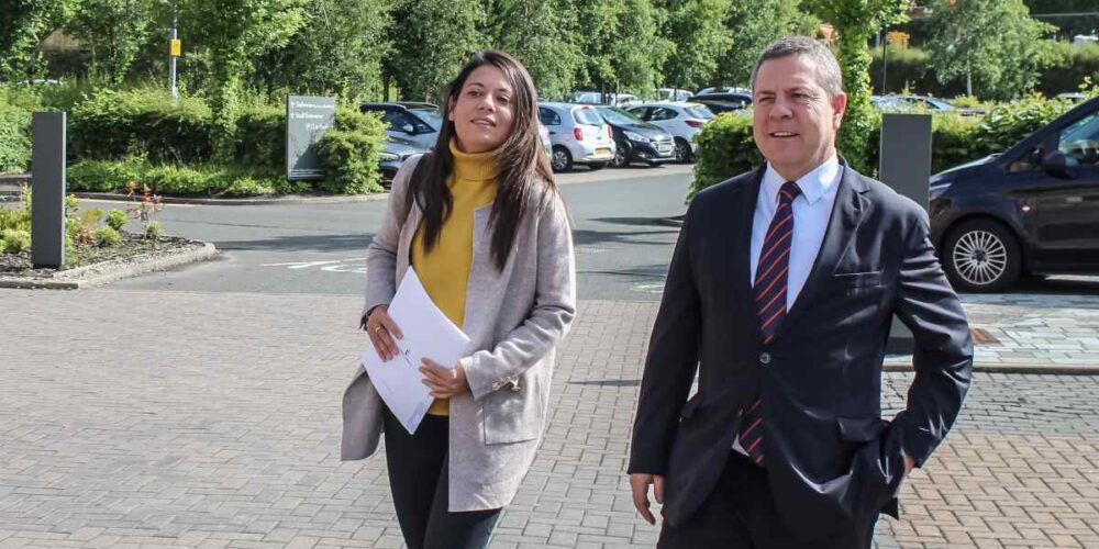 El presidente de Castilla-La Mancha, Emiliano García-Page, y la consejera de Bienestar Social, Bárbara García Torijano.