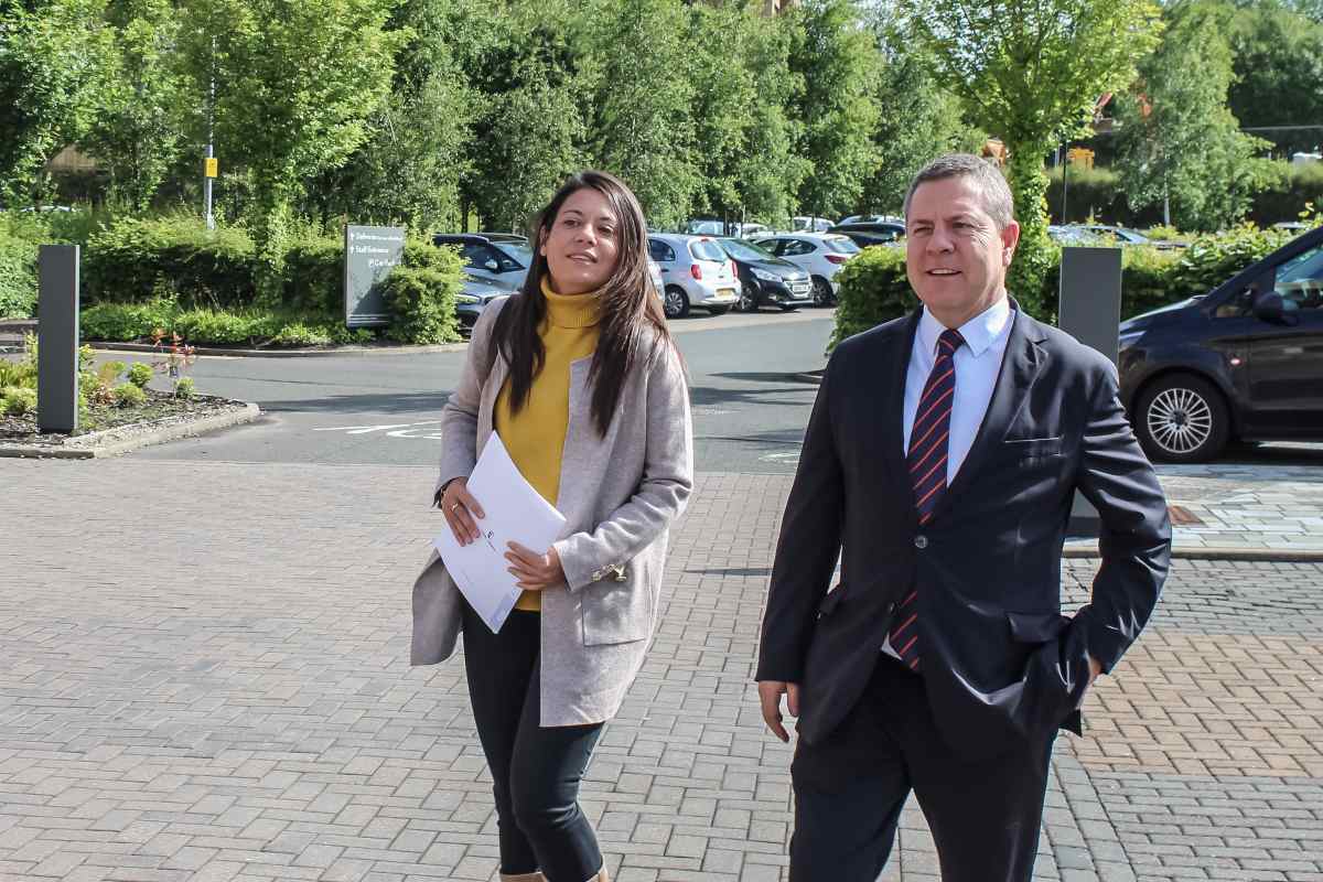 El presidente de Castilla-La Mancha, Emiliano García-Page, y la consejera de Bienestar Social, Bárbara García Torijano.