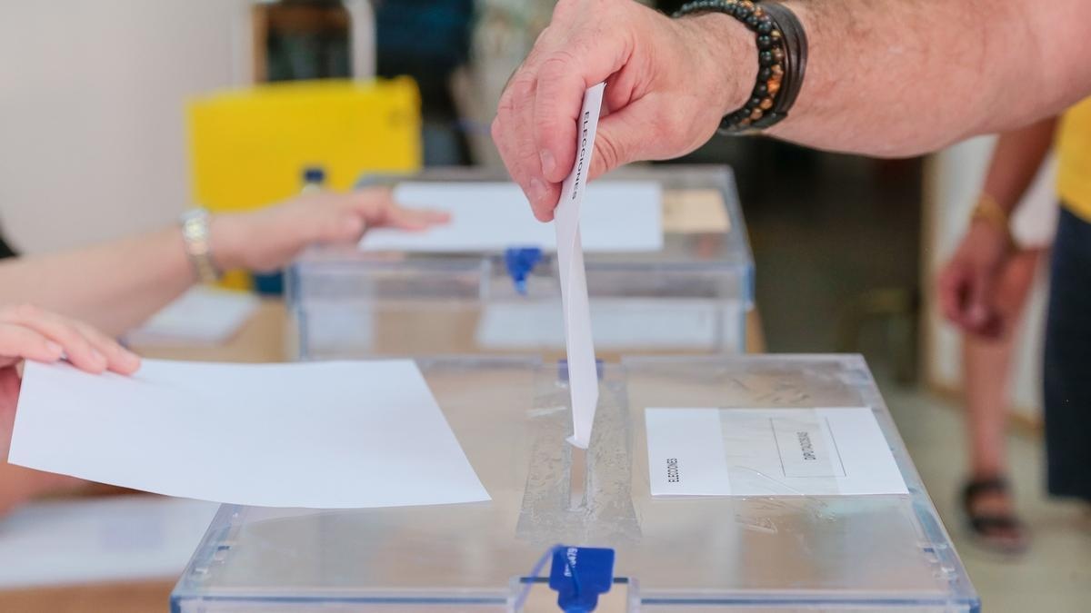 Persona votando