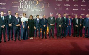 Foto de familia de autoridades en la gala de FEDA.