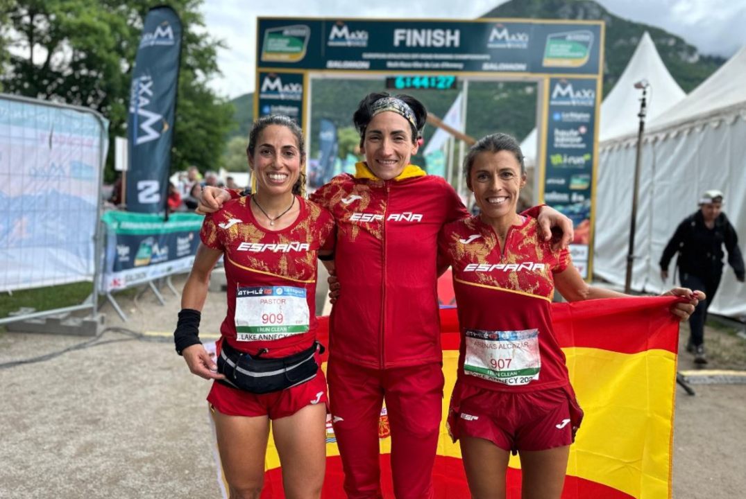 Gemma Arenas (primera de la derecha) con sus compañeras del equipo femenino. Foto: RFEA.