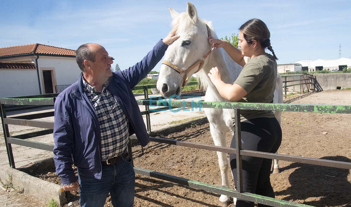 Un profesor junto a una alumna en el IES San Isidro de Talavera. Foto: Rebeca Arango.