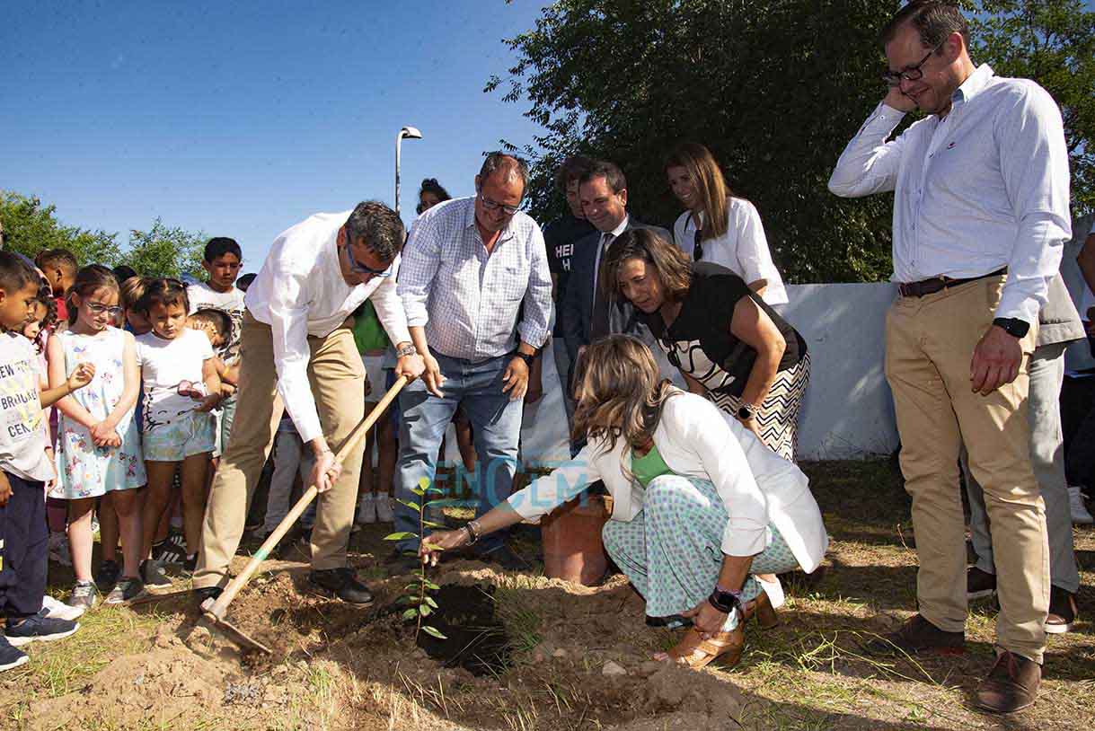 Momento en el que plantan un clon del laurel "toledano" de Bécquer. Foto: Rebeca Arango.