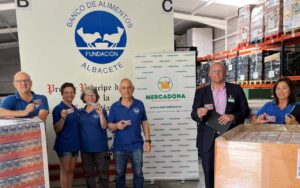Entrega de los alimentos donados por los clientes de Mercadona.