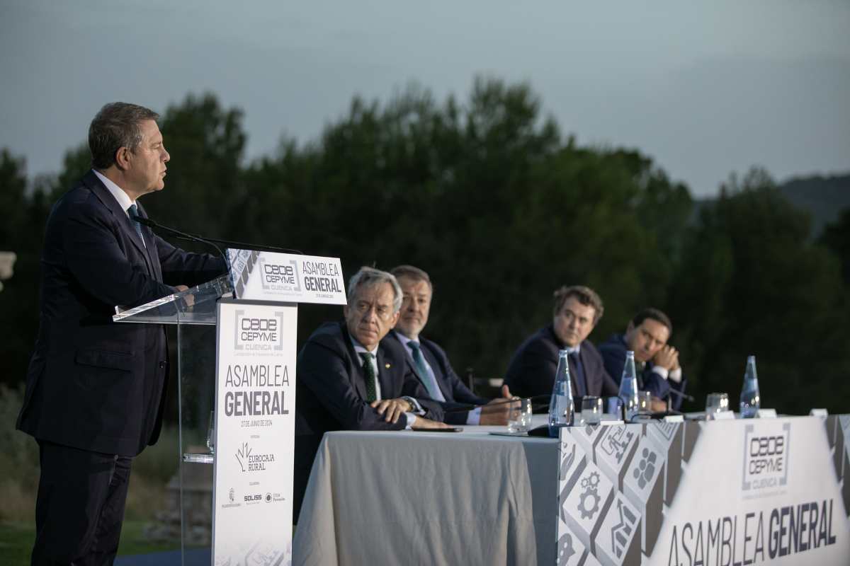 El presidente de Castilla-La Mancha, Emiliano García-Page, en la asamblea general de CEOE Cepyme Cuenca.