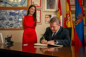El presidente de Castilla-La Mancha, Emiliano García-Page, durante su visita al Ayuntamiento de Villanueva de la Jara (Cuenca).