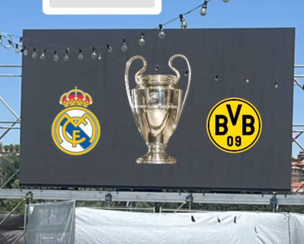 Pantalla gigante en La Peraleda para ver el Real Madrid-Borussia de Dortmund.