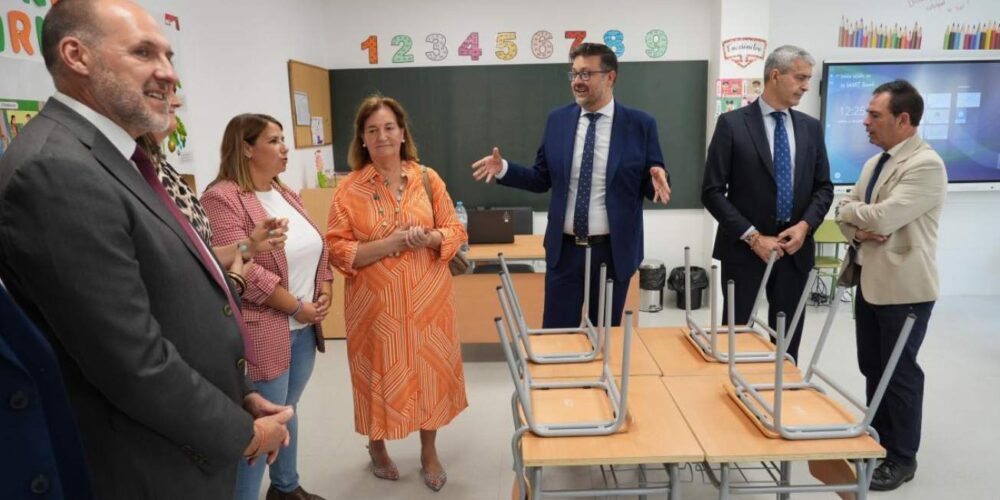 El consejero de Educación, Cultura y Deportes, Amador Pastor, en una visita que ha realizado a Talavera.