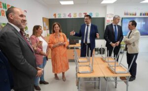 El consejero de Educación, Cultura y Deportes, Amador Pastor, en una visita que ha realizado a Talavera.