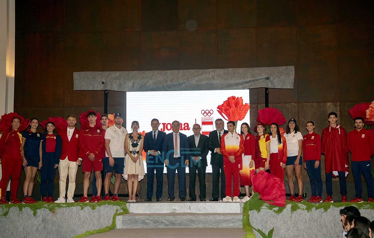 Foto de familia en la presentación de la equipación olímpica de la delegación española a cargo de Joma. Foto: Rebeca Arango.