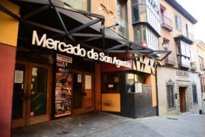 El mercado de San Agustín y la sede central de Seguros Soliss. Foto: Rebeca Arango.