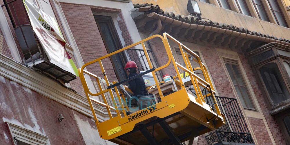 Trabajadora en la rehabilitación de un edificio en el casco de Toledo. Foto: Rebeca Arango.