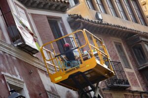 Trabajadora en la rehabilitación de un edificio en el casco de Toledo. Foto: Rebeca Arango.