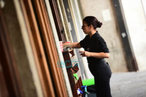 trabajadora empleo terrazas hostelería turismo